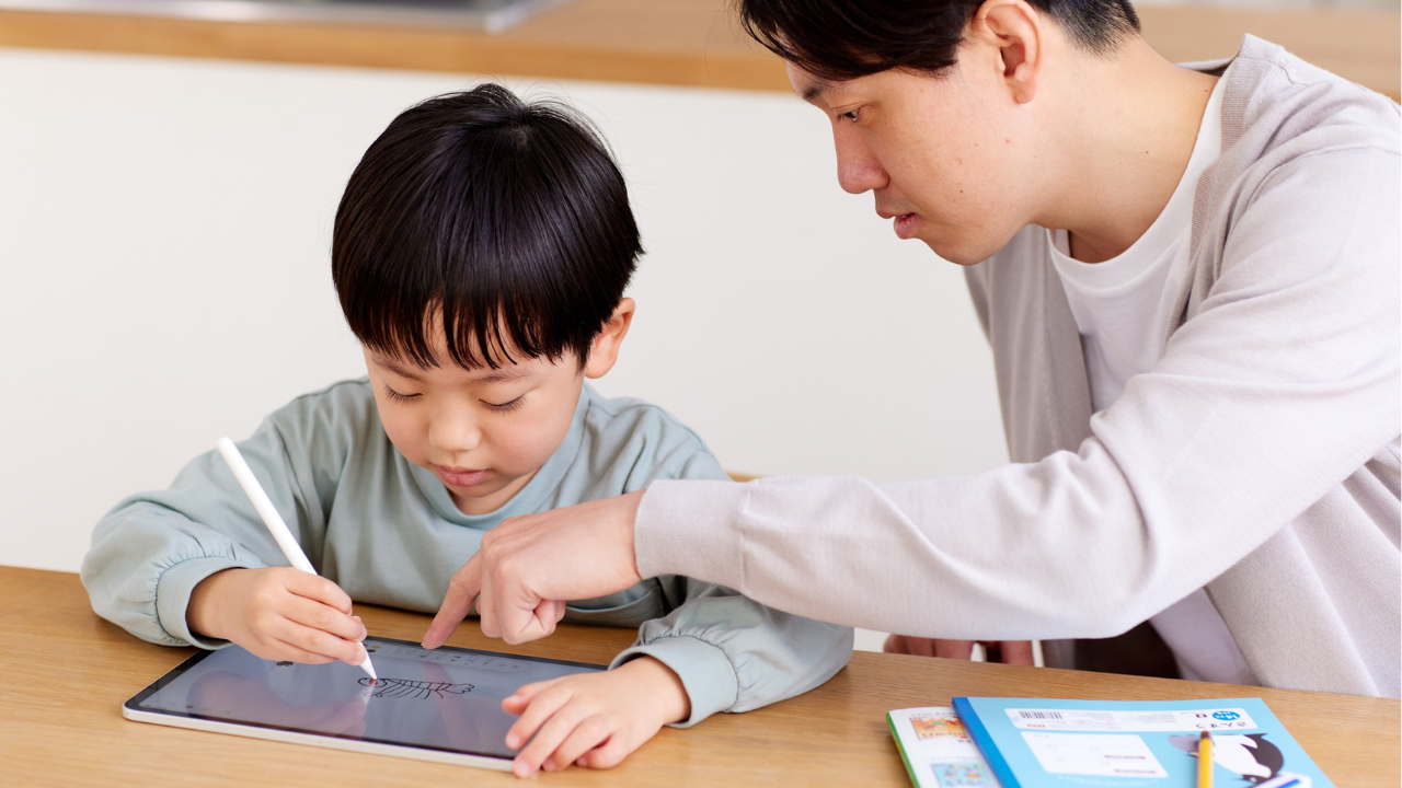 子どもと一緒に学びながら育児に関わる父親の姿