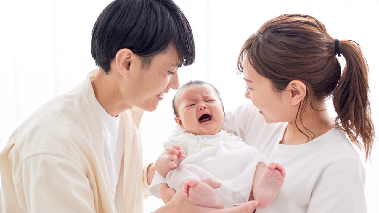 赤ちゃんがパパの抱っこで泣く様子　パパを嫌がる理由を表す写真